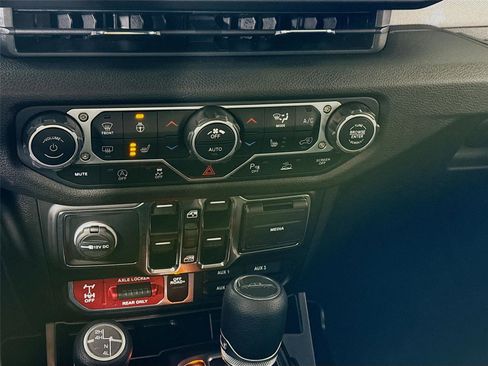 Used 2025 Jeep Gladiator Sport AWD/4WD image 10