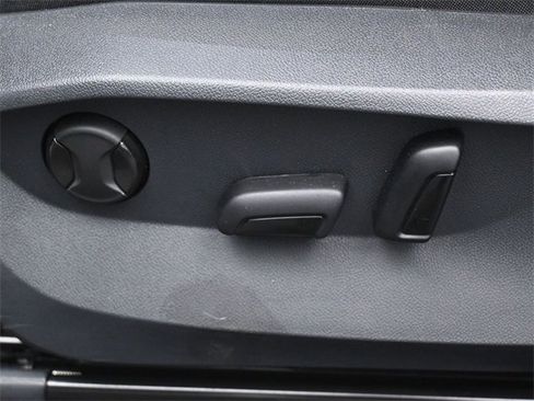 Certified 2025 Volkswagen Taos SE w/ Panoramic Sunroof Package image 10