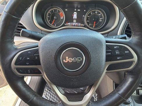 Used 2017 Jeep Cherokee Trailhawk image 18