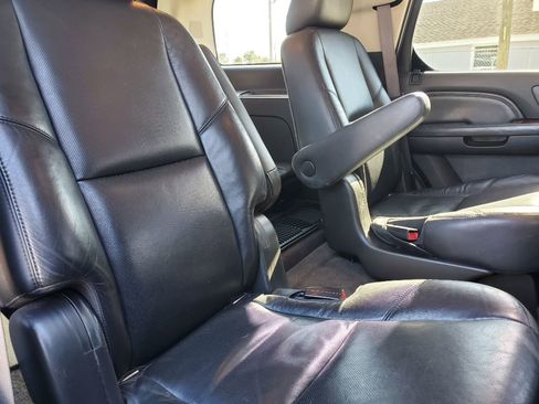 Used 2011 Cadillac Escalade 2WD image 31