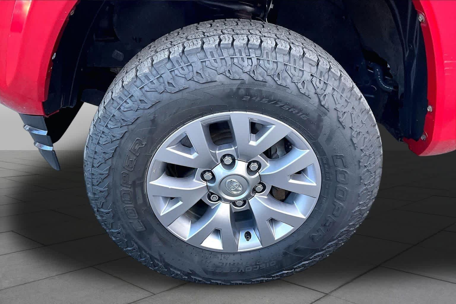 Certified 2016 Toyota Tacoma SR5 AWD/4WD image 11