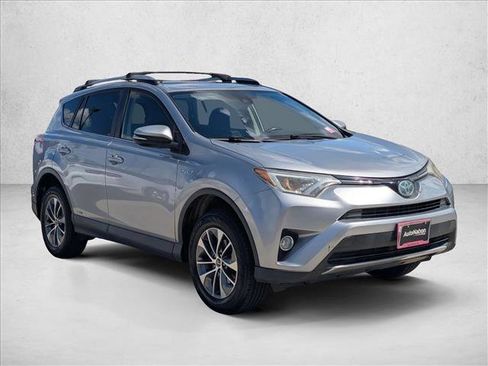 Used 2018 Toyota RAV4 XLE AWD/4WD image 3