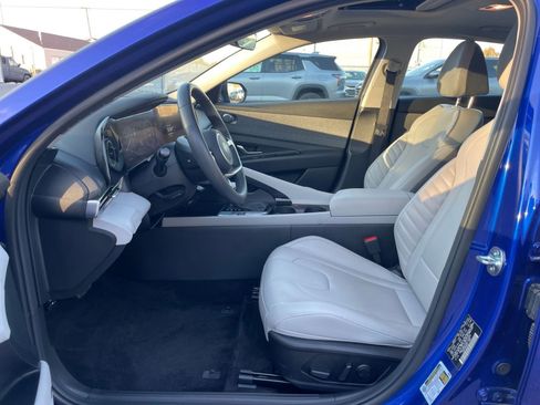 Used 2025 Hyundai Elantra Limited image 23