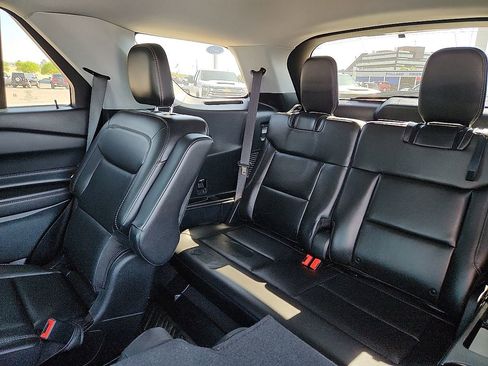 Used 2022 Ford Explorer XLT w/ Equipment Group 202A image 5