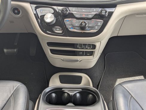 Used 2022 Chrysler Pacifica Touring-L image 18