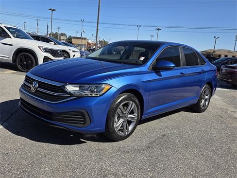 Used 2024 Volkswagen Jetta SE w/ Panoramic Sunroof Package image 3