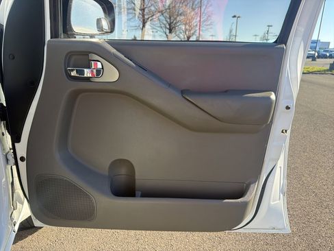 Used 2013 Nissan Frontier SV image 25