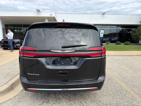 Used 2024 Chrysler Pacifica Touring-L FWD image 7