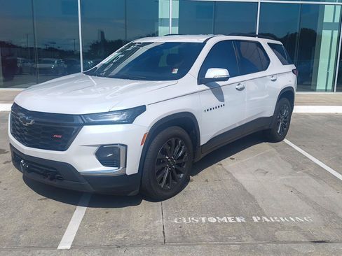 Used 2023 Chevrolet Traverse RS FWD image 3