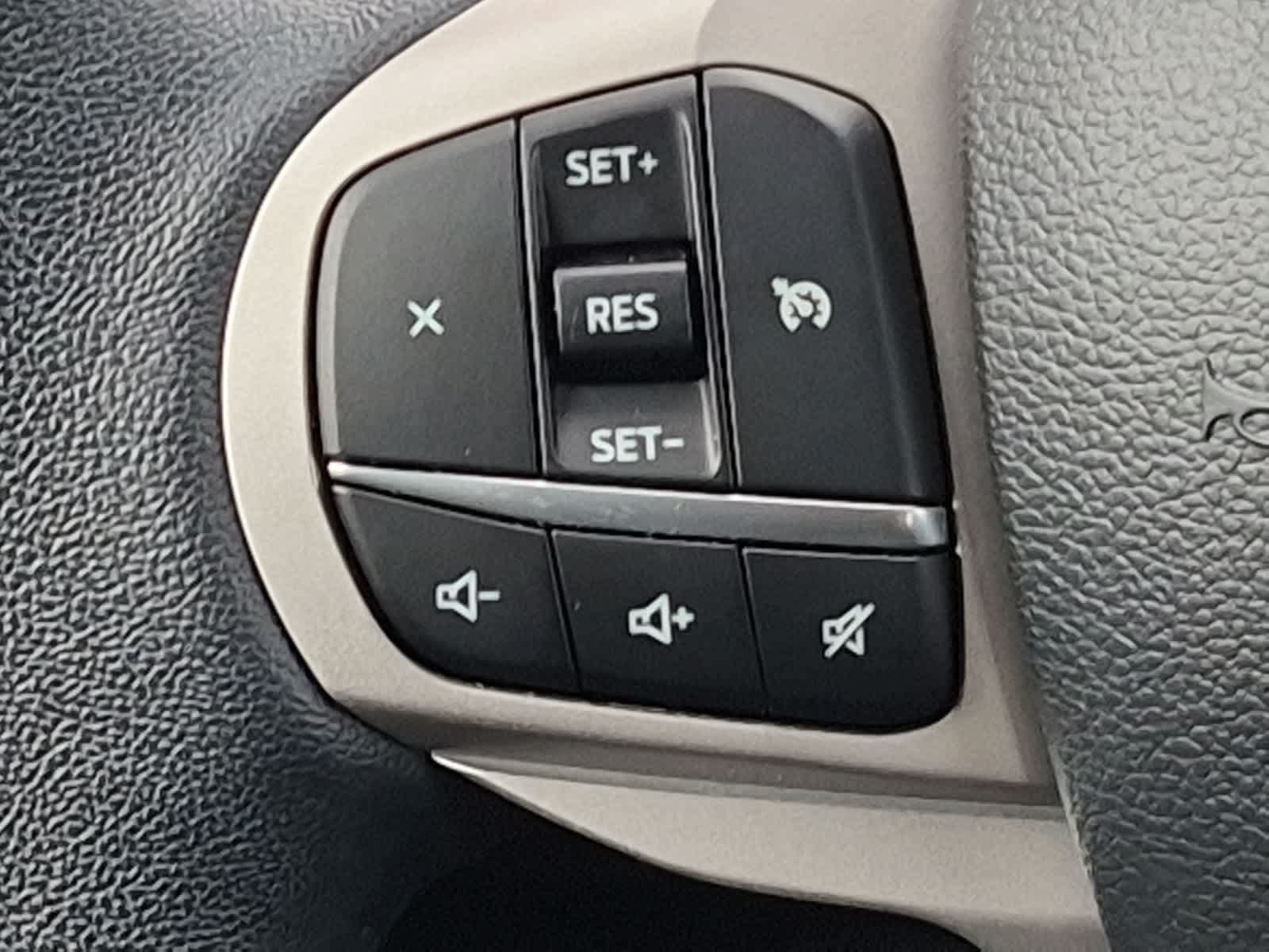 Used 2023 Ford Explorer XLT AWD/4WD image 23