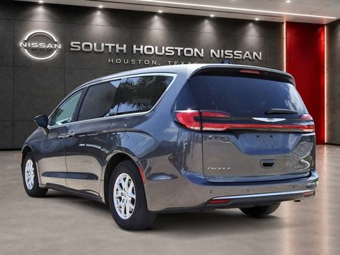 Used 2023 Chrysler Pacifica Touring-L FWD image 3
