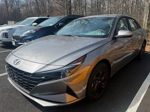 Used 2023 Hyundai Elantra SEL image 3