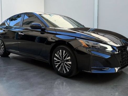 Used 2023 Nissan Altima 2.5 SV w/ SV Premium Package FWD image 9