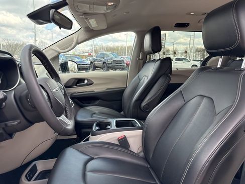 Used 2024 Chrysler Pacifica Touring-L FWD image 47