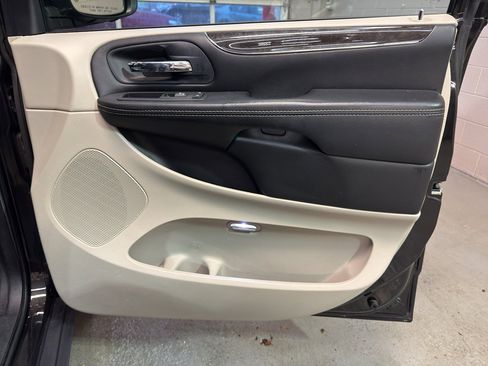 Used 2016 Chrysler Town & Country Touring image 20