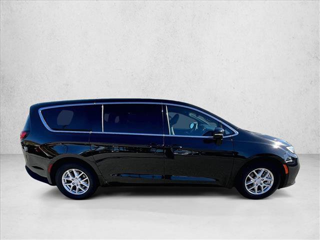 Used 2026 Chrysler Pacifica Select FWD image 5