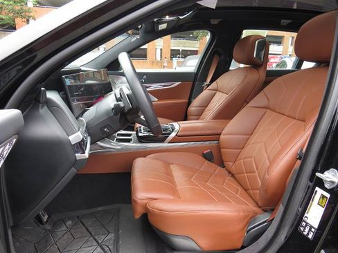 Used 2024 BMW 760i xDrive w/ Executive Package AWD/4WD image 19