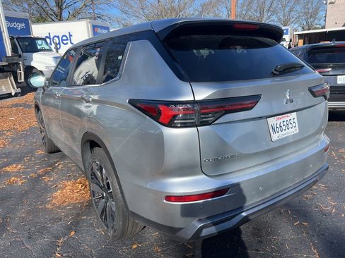 Used 2025 Mitsubishi Outlander SE image 12