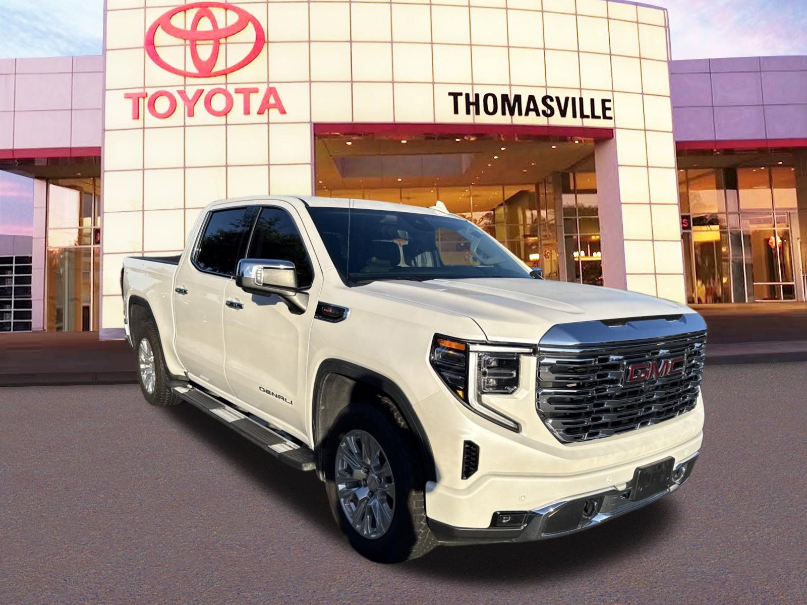 Used 2024 GMC Sierra 1500 Denali w/ Technology Package AWD/4WD image 3