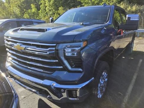 Used 2025 Chevrolet Silverado 2500 LTZ w/ LTZ Premium Package AWD/4WD image 2