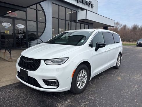 Used 2025 Chrysler Pacifica Select FWD image 2