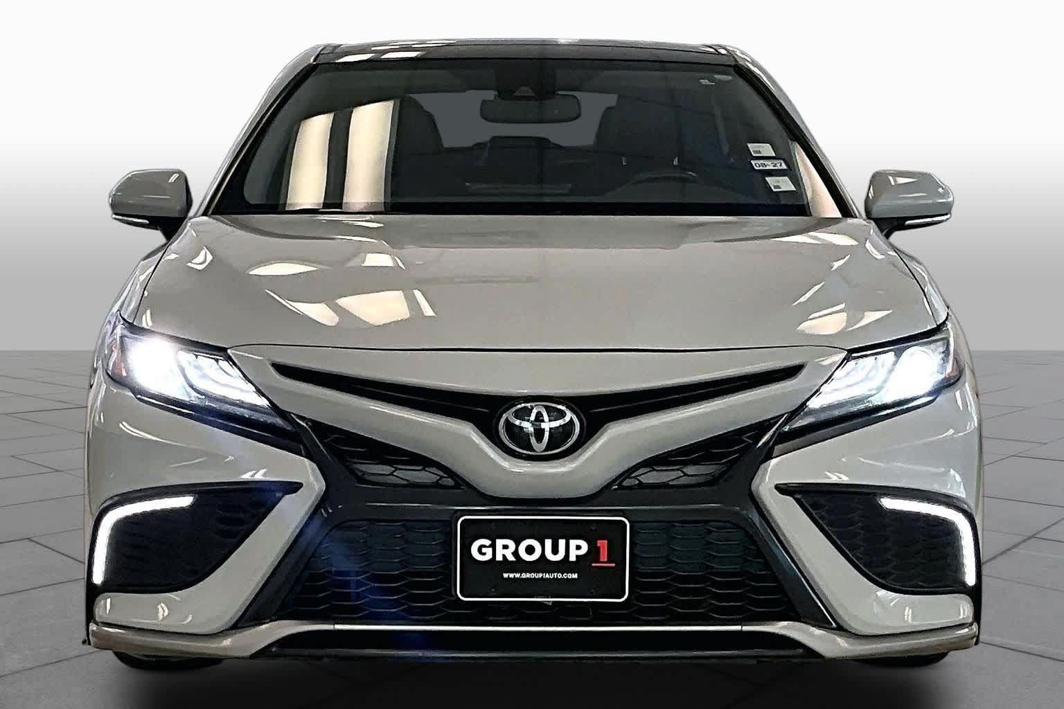 Used 2022 Toyota Camry XSE FWD image 3
