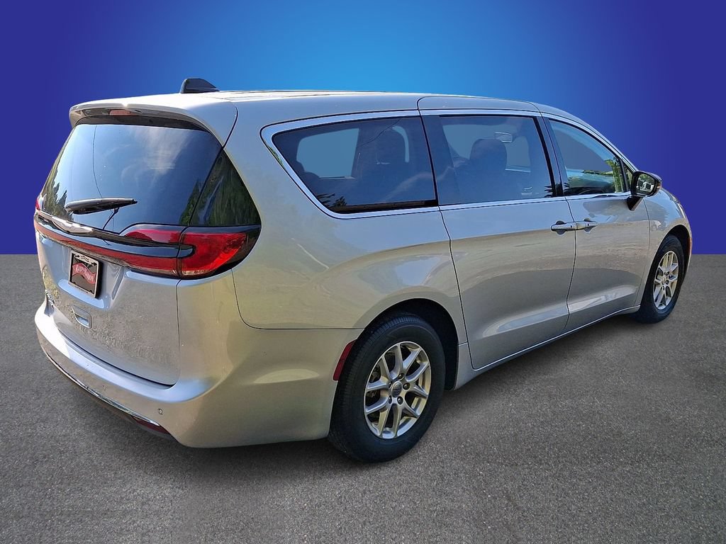Used 2024 Chrysler Pacifica Touring-L FWD image 4