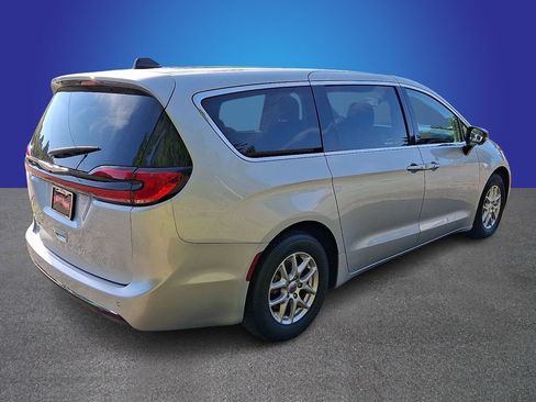 Used 2024 Chrysler Pacifica Touring-L FWD image 4