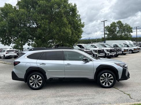 Used 2024 Subaru Outback Limited AWD/4WD image 9