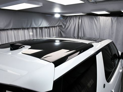 Used 2025 Land Rover Discovery S image 96