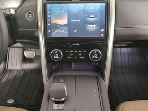 Certified 2025 Land Rover Discovery Dynamic SE image 21