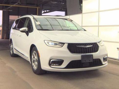 Used 2023 Chrysler Pacifica Limited FWD image 9