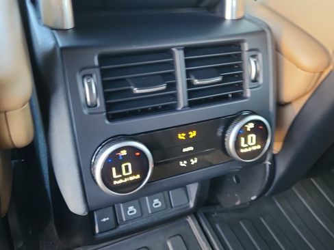 Used 2023 Land Rover Discovery Metropolitan Edition AWD/4WD image 11