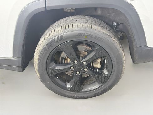 Used 2023 Jeep Grand Cherokee L Limited w/ Black Appearance Package AWD/4WD image 11