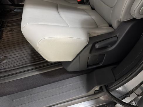 Used 2025 Toyota Sienna XLE w/ XLE Plus Package FWD image 23
