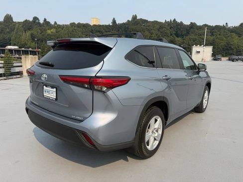 Used 2023 Toyota Highlander LE AWD/4WD image 3