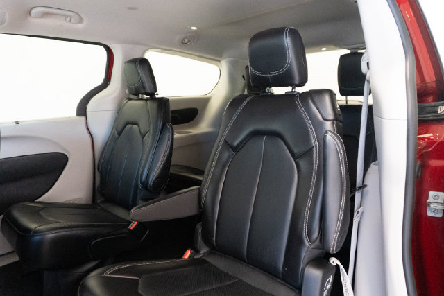 Used 2024 Chrysler Pacifica Touring-L FWD image 17
