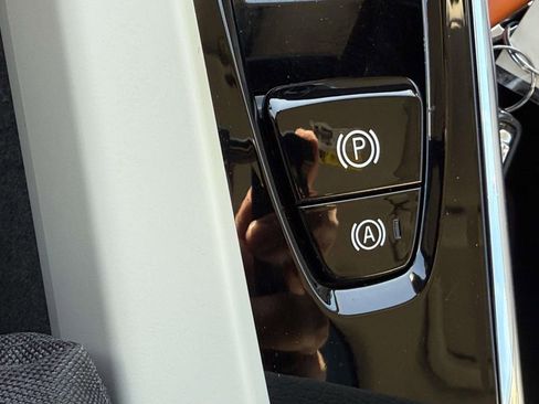 Used 2021 Volvo V60 T5 Cross Country image 25