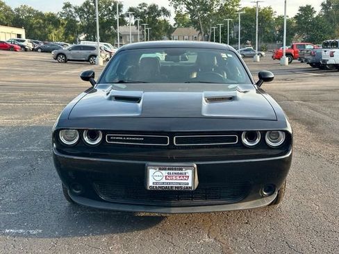 Used 2015 Dodge Challenger SXT RWD image 2