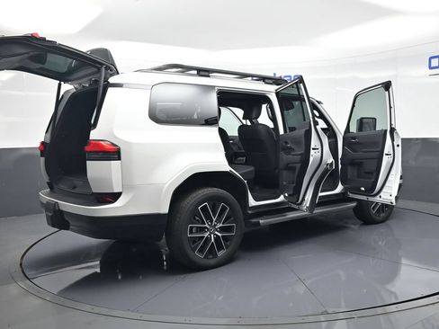 Used 2024 Lexus GX 550 w/ Accessory Package (2T) AWD/4WD image 57