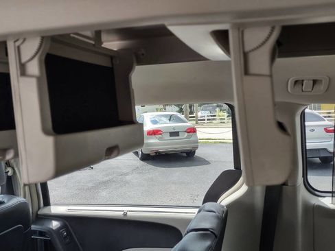 Used 2015 Chrysler Town & Country Touring w/ Driver Convenience Group image 40