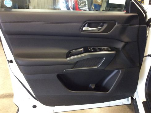 Used 2024 Nissan Pathfinder SL w/ Black Appearance Package image 13