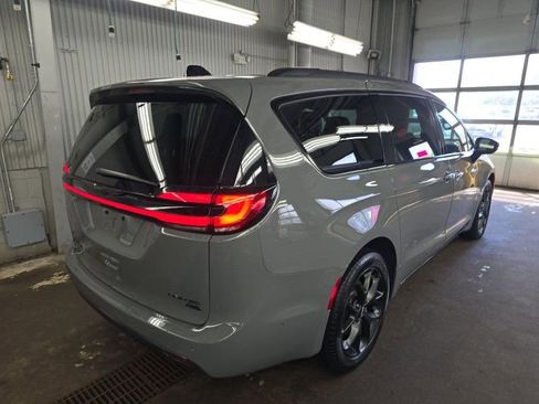 Used 2025 Chrysler Pacifica Limited AWD/4WD image 2