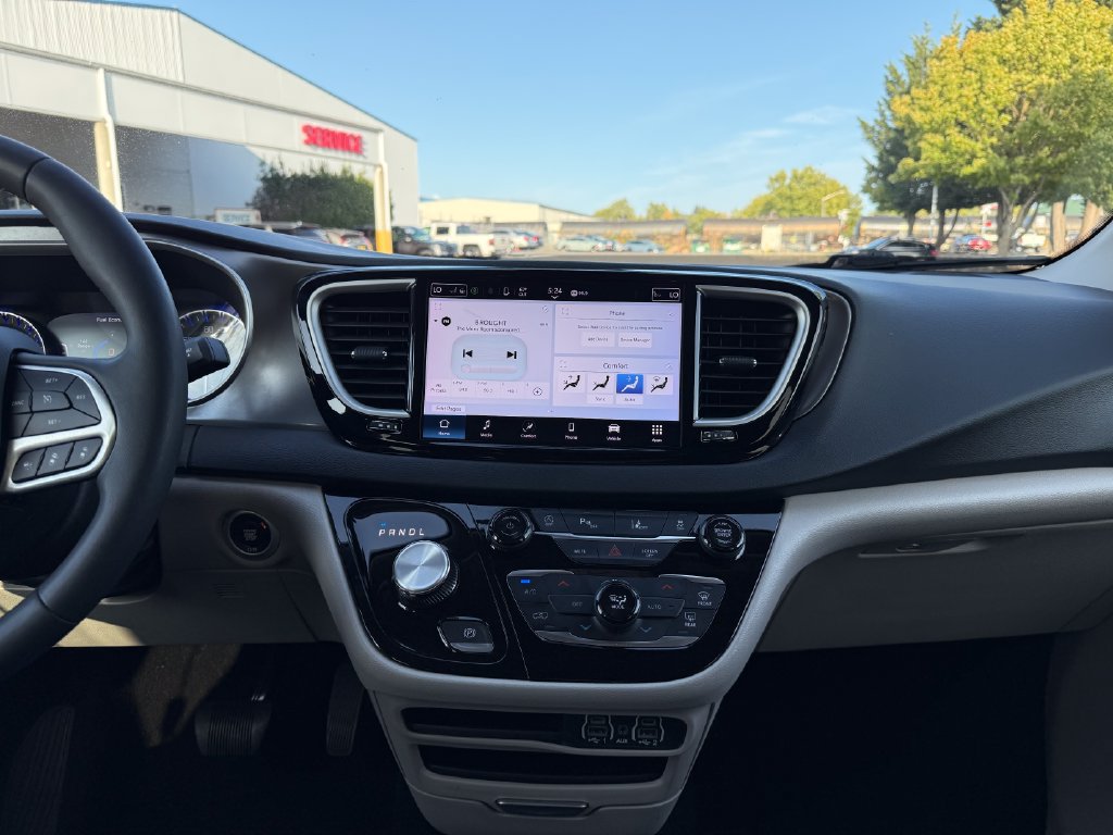 Used 2024 Chrysler Pacifica Touring-L FWD image 25
