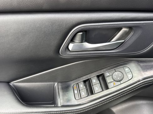 Used 2024 Nissan Rogue SV image 11