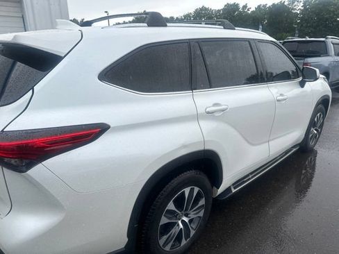 Used 2021 Toyota Highlander XLE AWD/4WD image 8
