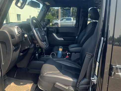 Used 2016 Jeep Wrangler Unlimited Rubicon w/ Connectivity Group AWD/4WD image 3