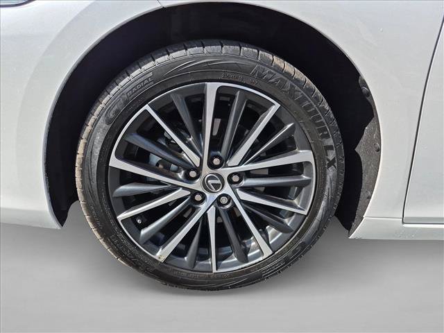 Used 2024 Lexus ES 300h w/ Premium Package FWD image 19