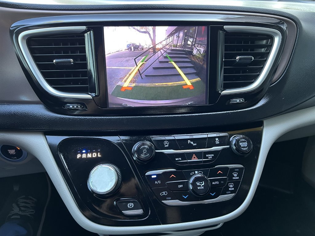 Used 2018 Chrysler Pacifica Touring Plus w/ Tire & Wheel Group FWD image 27