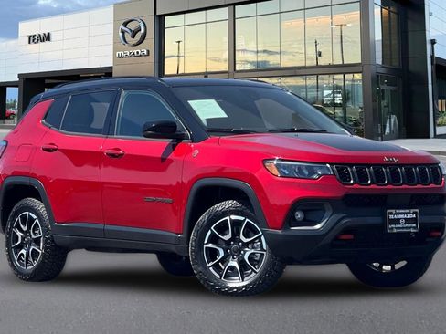 Used 2025 Jeep Compass Trailhawk AWD/4WD image 2